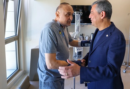 MELİH MERİÇ’İN TEDAVİSİ SÜRÜYOR: ÖZGÜR ÖZEL HASTANEDE ZİYARET ETTİ